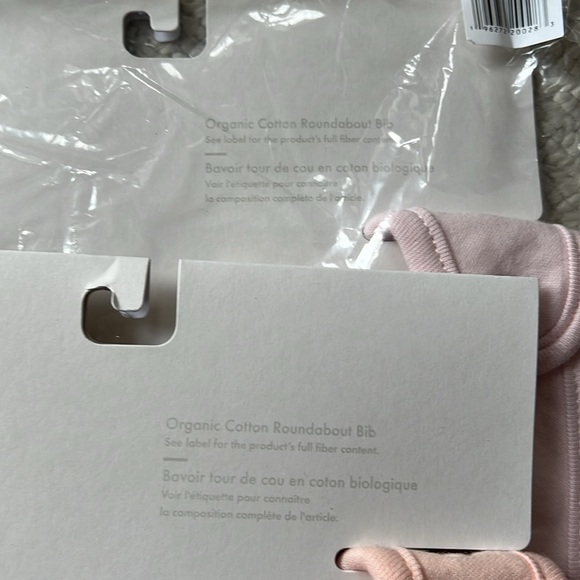 NWT - Set of two adorable organic bibs - Picture 6 of 7